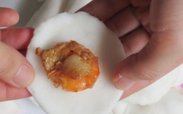 Ram ít là món bánh ngọt được bán khắp các nẻo đường phố của Huế. Và Foodnk sẽ cùng bạn tìm hiểu về quy trình làm bánh ram ít Huế này nhé!