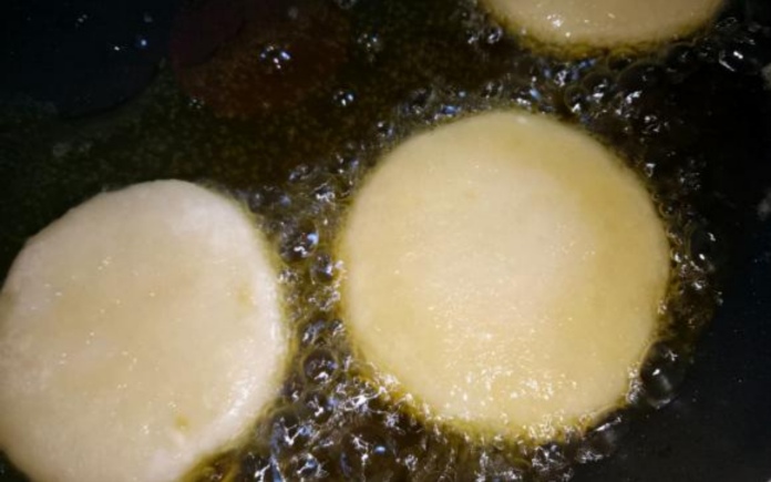 Ram ít là món bánh ngọt được bán khắp các nẻo đường phố của Huế. Và Foodnk sẽ cùng bạn tìm hiểu về quy trình làm bánh ram ít Huế này nhé!