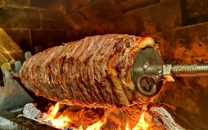 Kebab Thổ Nhĩ Kỳ luôn được đánh giá cao về chất lượng nên rất được ưa chuộng. Và Foodnk sẽ cùng bạn tìm hiểu món Kebab Thổ Nhĩ Kỳ này nhé!