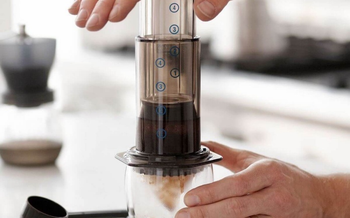 Phương pháp AeroPress giúp giữ được mùi vị cà phê tốt nhất. Foodnk sẽ cùng bạn tìm hiểu về phương pháp pha chế cà phê AeroPress này nhé!