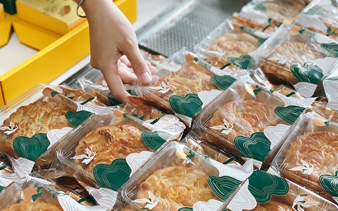 Bánh trung thu là dòng bánh truyền thống phổ biến vào mỗi dịp Tết Trung Thu. Hãy cùng Foodnk tìm hiểu quy trình sản xuất bánh trung thu nhé!