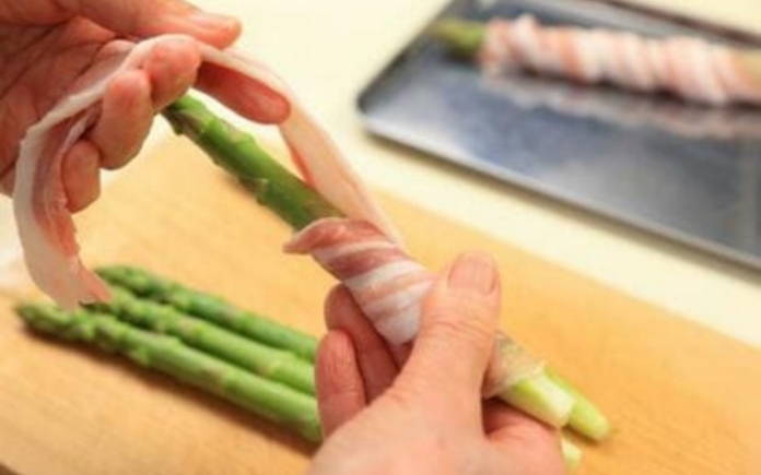 Thịt cuộn măng tây là món ăn ngon bổ dưỡng. Và Foodnk sẽ mách bạn cách làm thịt cuộn măng tây cực kì đơn giản, hãy cùng vào bếp ngay nhé!