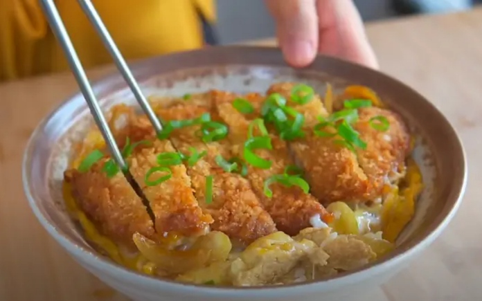 Katsudon có những biến tấu cực kì đa dạng và hấp dẫn về mùi vị độc đáo. Vậy bạn đã thử qua những phiên bản của món Katsudon Nhật Bản nào rồi?