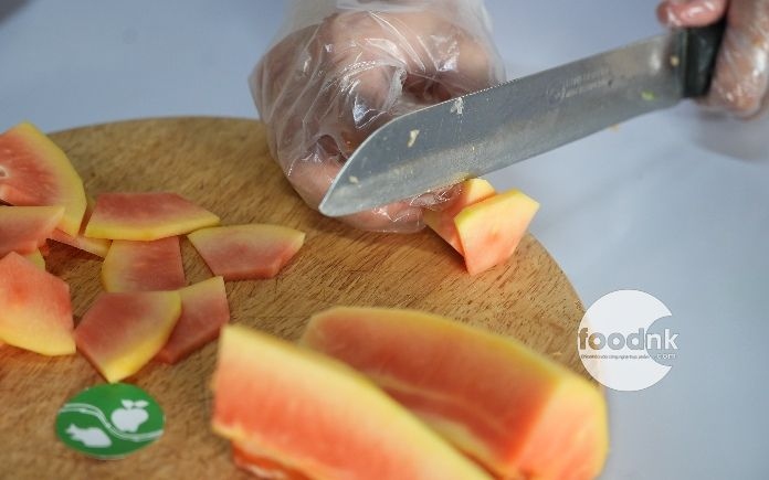 Đu đủ sấy giòn là sản phẩm nhận được sự yêu thích từ nhiều đối tượng. Foodnk sẽ cùng bạn tìm hiểu về quy trình sản xuất đu đủ sấy giòn nhé!