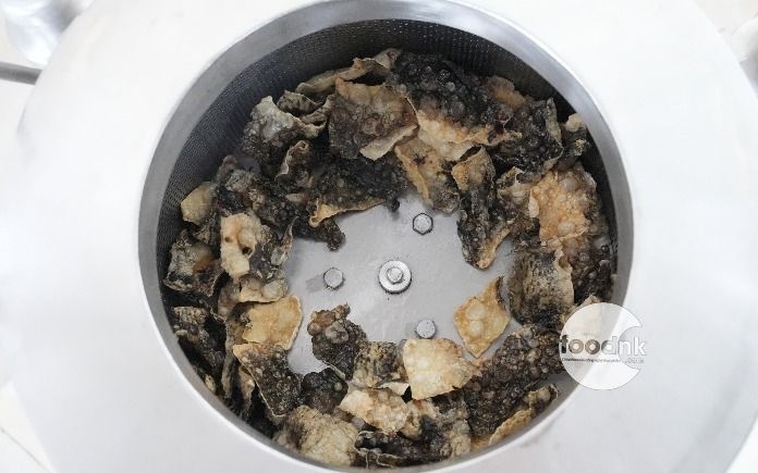 Sản phẩm da ếch lắc phô mai hiện nay được biết đến rầm rộ. Foodnk sẽ cùng bạn tìm hiểu về quá trình làm da ếch lắc phô mai này nhé!