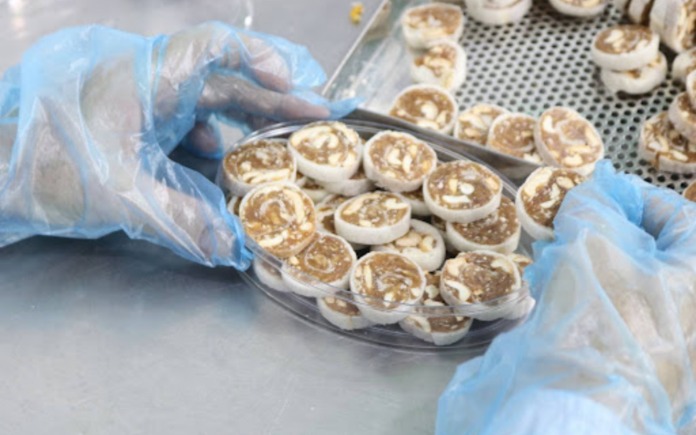 Kẹo me cuộn là một sản phẩm được nhiều người lựa chọn thưởng thức. Foodnk sẽ cùng bạn tìm hiểu về quy trình sản xuất kẹo me cuộn nhé!