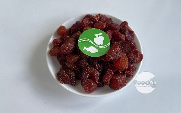 Dâu tây sấy dẻo được các tín đồ ẩm thực mê mẩn trong thời gian gần đây. Foodnk sẽ cùng bạn tìm hiểu quy trình sản xuất dâu tây sấy dẻo nhé!
