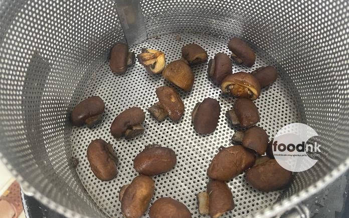 Snack nấm mỡ cũng là sản phẩm được chú ý trong thời gian gần đây. Foodnk sẽ cùng bạn tìm hiểu về quy trình sản xuất snack nấm mỡ nhé!