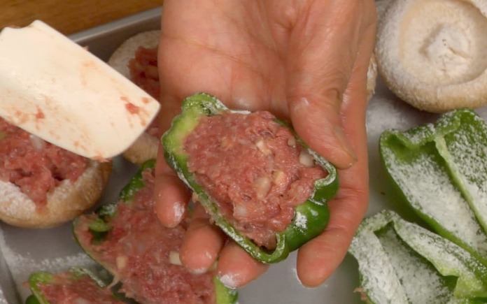 Ớt chuông nhồi thịt là món ăn được nhiều tín đồ ẩm thực ưa thích. Foodnk sẽ mách bạn cách làm món ớt chuông nhồi thịt siêu dễ tại nhà nhé!