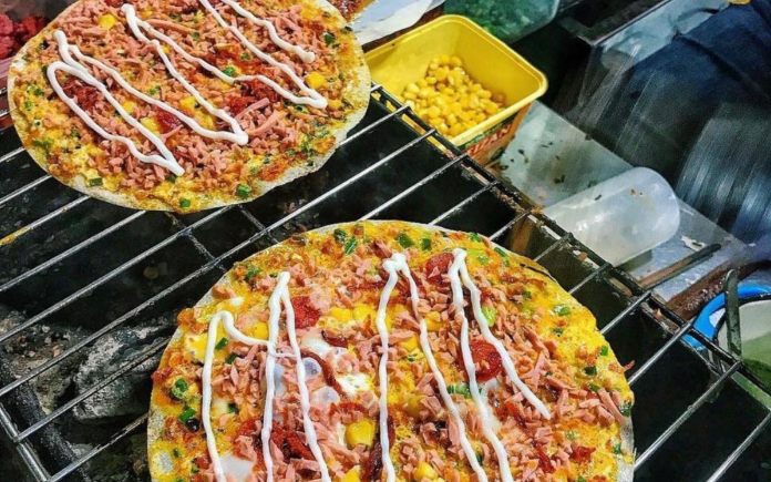 Bánh tráng nướng có mùi vị thơm ngon và đa dạng nguyên liệu để lựa chọn thưởng thức. Foodnk sẽ mách bạn cách làm bánh tráng nướng nhé!