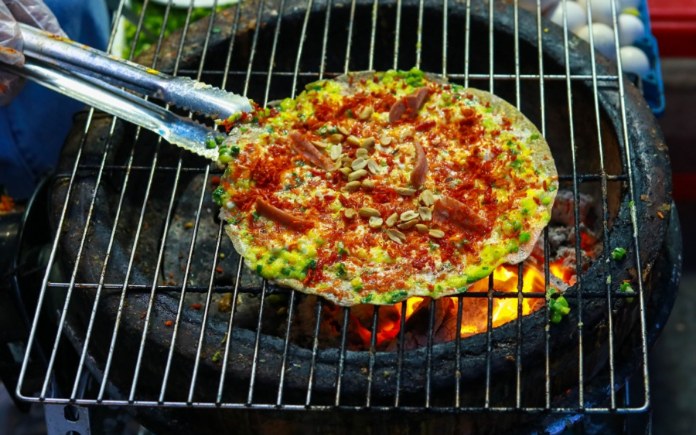 Bánh tráng nướng có mùi vị thơm ngon và đa dạng nguyên liệu để lựa chọn thưởng thức. Foodnk sẽ mách bạn cách làm bánh tráng nướng nhé!