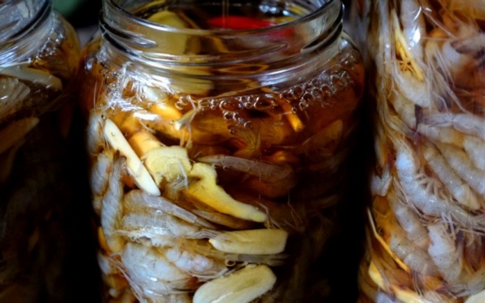 Mắm tôm chua là món ăn nổi bật từ màu sắc đến hương vị khó quên. Foodnk sẽ cùng bạn tìm hiểu về quy trình sản xuất mắm tôm chua này nhé!