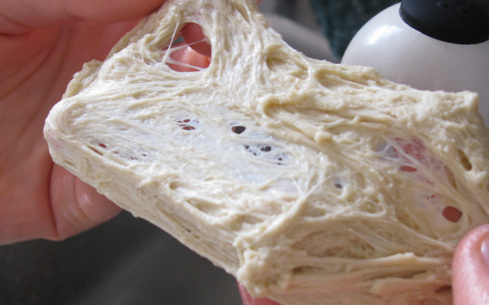 Gluten lúa mì là một loại protein không hòa tan trong nước, có vai trò trong tạo cấu trúc, độ dẻo và hương vị cho sản phẩm làm từ bột mì.