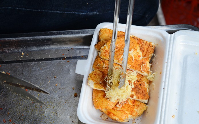 Bánh mì nướng muối ớt là món ăn rất được ưa thích vì độ ngon và lạ vị. Foodnk sẽ mách bạn cách làm bánh mì nướng muối ớt ngay tại nhà nhé!