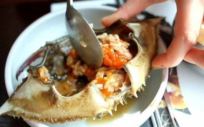 Cua ngâm tương Hàn Quốc nổi tiếng với sự hài hòa giữa hương vị mặn, ngọt, cay và lên men. Foodnk sẽ cùng bạn tìm hiểu về món ăn này nhé!