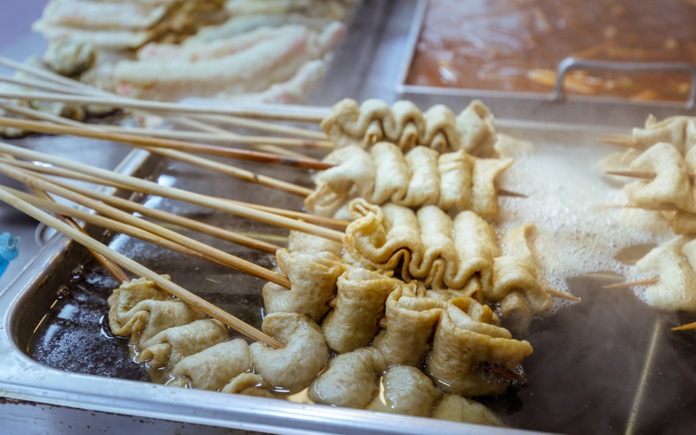 Odeng là một trong những món ăn quen thuộc và rất được yêu thích ở Hàn Quốc. Foodnk sẽ cùng bạn tìm hiểu về món Odeng Hàn Quốc này nhé!