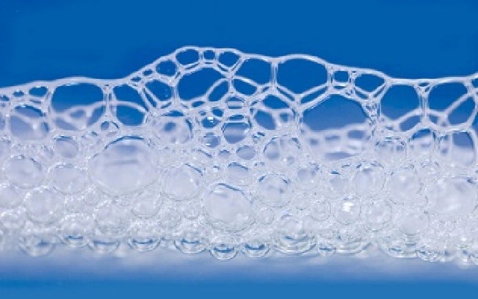 Để tạo và duy trì kết cấu này, các nhà sản xuất sử dụng phụ gia tạo bọt – nhóm chất giúp hình thành và ổn định bọt khí