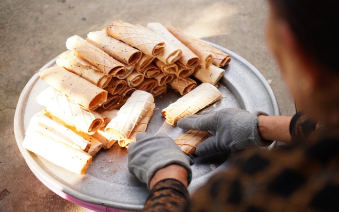 Bánh kẹp ống là món ăn vặt được nhiều người ưa thích. Foodnk sẽ cùng bạn tìm hiểu những công đoạn trong quy trình làm bánh kẹp ống này nhé!