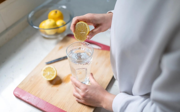 Việc uống nước chanh đúng cách có thể góp phần cải thiện sức khỏe tổng thể. Foodnk sẽ cùng bạn tìm hiểu lợi ích của uống nước chanh nhé!