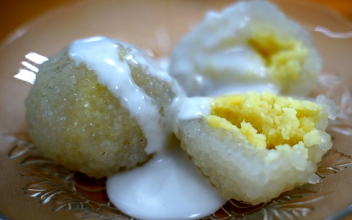 Bột báng không chỉ dùng trong các món chè mà nó còn được dùng để làm bánh. Foodnk sẽ mách bạn cách làm bánh bột báng nhân đậu xanh nhé!