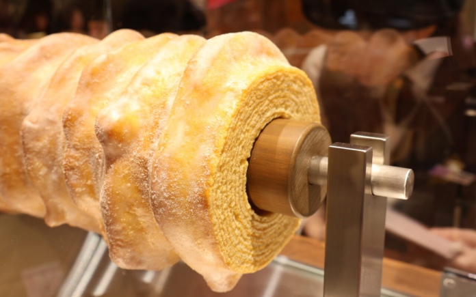 Baumkuchen rất nổi tiếng ở Nhật Bản với kiểu dáng độc đáo và rất ngon. Foodnk sẽ cùng bạn tìm hiểu quy trình làm bánh Baumkuchen này nhé!
