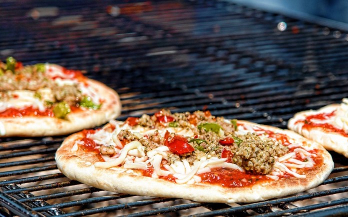 Từ lâu bánh Pizza đã gắn liền với hình dạng tròn đặc trưng. Nhưng thực tế, việc bánh pizza có hình tròn lại xuất phát từ rất nhiều yếu tố
