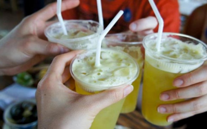 Nước mía là thức uống rất bình dân và giàu dinh dưỡng. Tuy nhiên, uống nước mía đúng cách để bảo vệ sức khỏe thì không phải ai cũng biết.