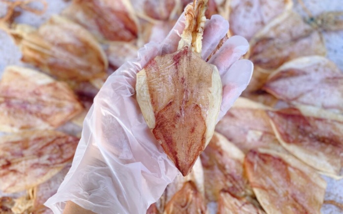 Khô mực là món ăn mà ai cũng ưa thích để chế biến thành nhiều món ngon. Foodnk sẽ cùng bạn tìm hiểu rõ hơn về quy trình làm khô mực nhé!