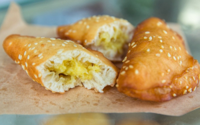 Chiếc bánh tiêu là món ăn vặt quen thuộc với lớp vỏ vàng thơm ngon. Và Foodnk sẽ mách bạn cách làm bánh tiêu nhân sầu riêng để đổi vị nhé!
