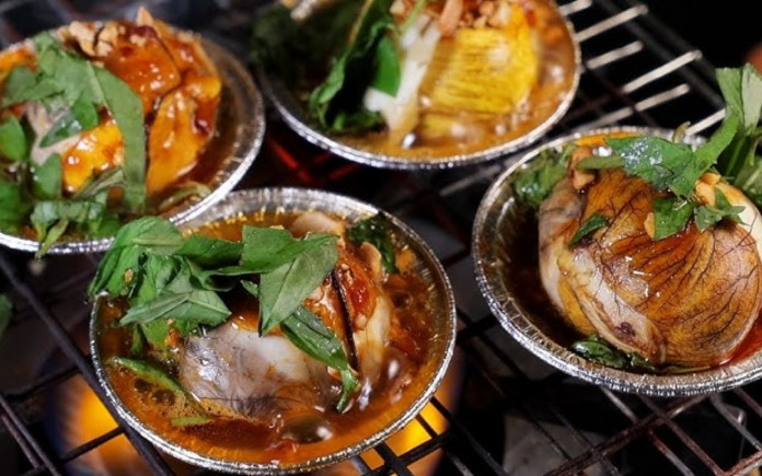 Hột vịt lộn nướng muối ớt là món ăn được nhiều tín đồ ẩm thực ưa thích. Foodnk sẽ mách bạn cách làm hột vịt lộn nướng muối ớt tại nhà nhé!