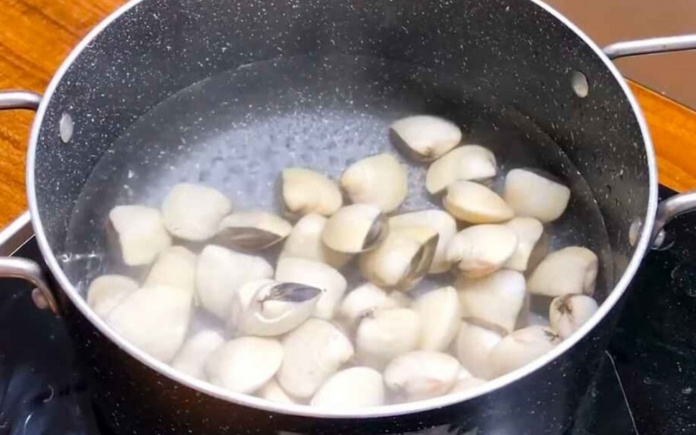 Ngao sốt bơ tỏi có vị ngọt tự nhiên của thịt ngao kết hợp với độ béo của bơ và tỏi phi. Foodnk sẽ mách bạn cách làm ngao sốt bơ tỏi này nhé!